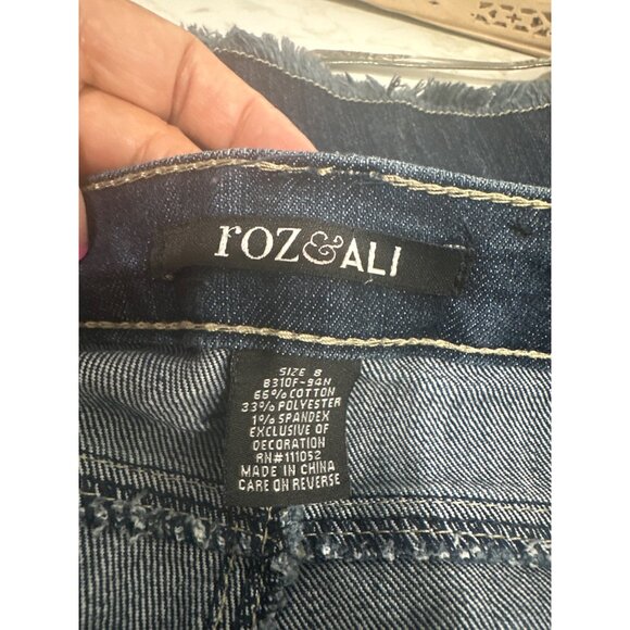 Roz & Ali Womens Denim Mid Rise Bermuda jean Shorts Size 8 Frayed Hem Blue Wash - Picture 3 of 8
